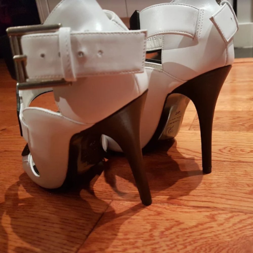 Alexander McQueen White and Black Strappy Leather Heeled Sandals - Picture 7 of 9